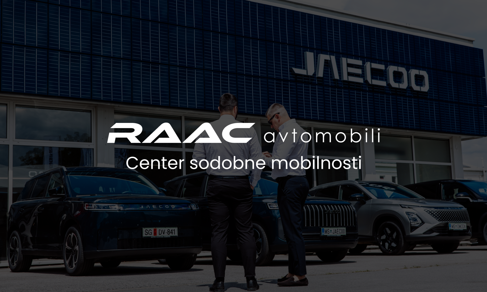 Slogan za RAAC avtomobili: Center sodobne mobilnosti pred salonom Jaecoo